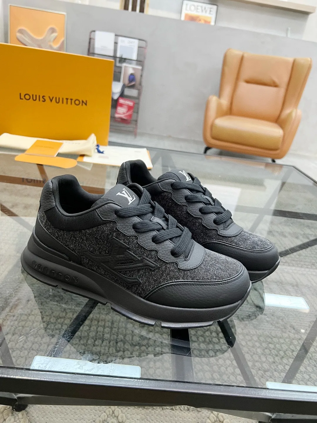 Factory price: 460💰LV🔍Top purchasing agent🇮🇹 Road The popular sports sneakers counter of the popular street man is synchronized with the uppers of Italian cowhide and cloth fabrics, high-quality splicing and complex craftsmanship, imported breathable mesh inner pads, soles: original soles specially provided by the original factory, T men's men's shoes 💰U exclusive movable molded soles are super comfortable, original factory single goods, 🔍🔍high quality, you can enter and exit the counter at will, welcome to compare. Code number 38-44, (45 customized)